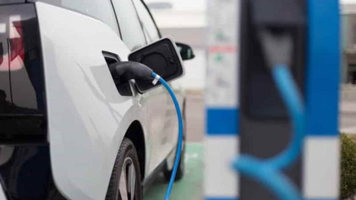 Уряд вилучив правку з проєкту держбюджету щодо пільг на імпорт електромобілів