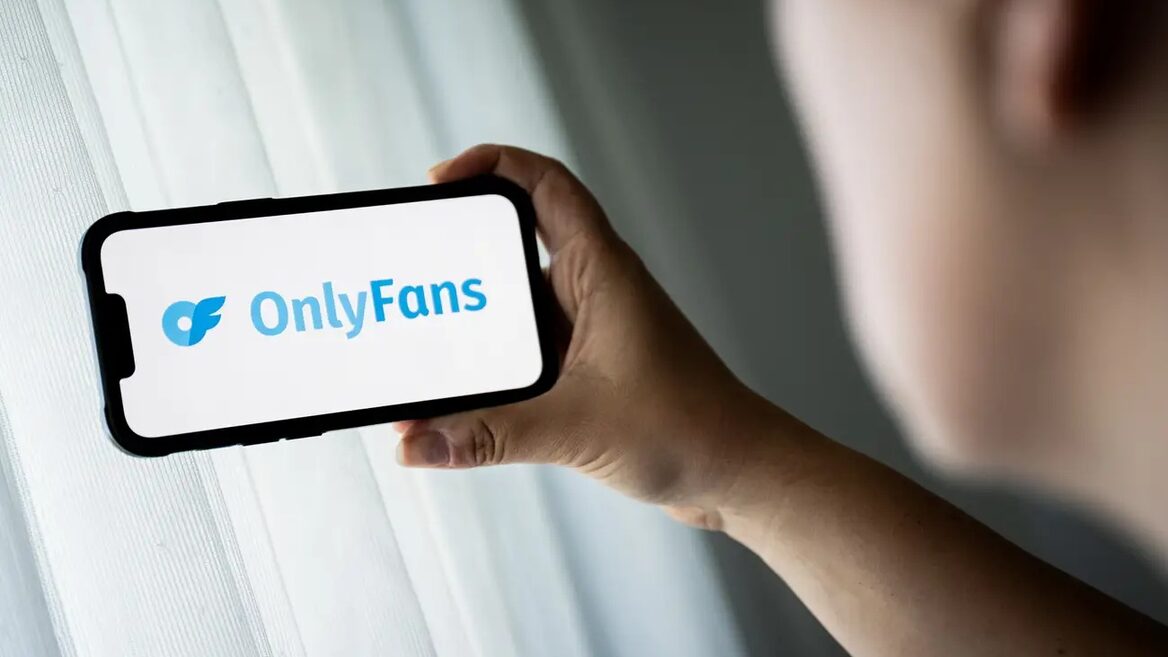 СЕО ШІ-компанії довелося змінити назву проєкту через відому модель OnlyFans