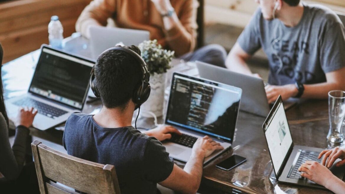 Айтівці в жовтні масово відкривали ФОПи й мало реєстрували компанії: дослідження DOU