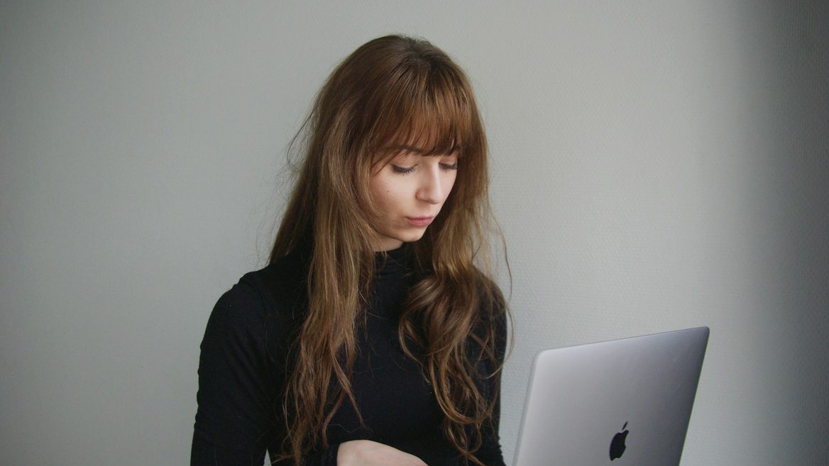 16-річна IT-початківиця, яка планує розвиватися в програмуванні, запитала поради в досвідчених айтівців щодо освіти: що обрати — універ чи курси? Бувалі фахівці насипали порад