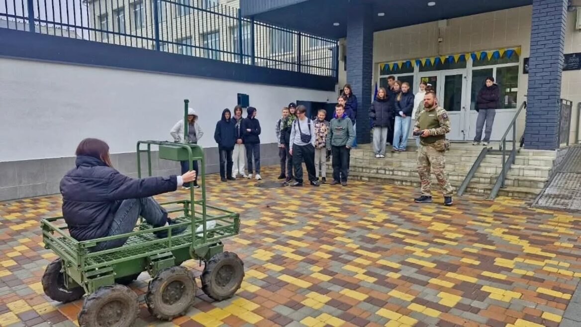 В Україні сертифікували перші приватні школи, які готують операторів наземних дронів