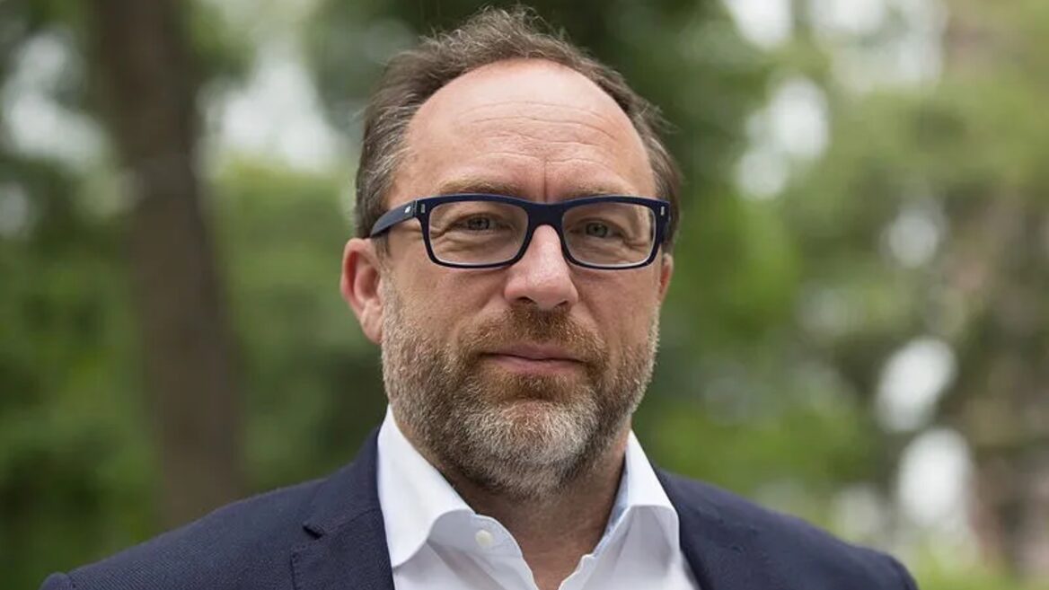 (Спів)засновник Wikipedia пішов з інтерв’ю після першого ж питання. Його вибісило, що ведучий намагався з’ясувати, як правильно його називати