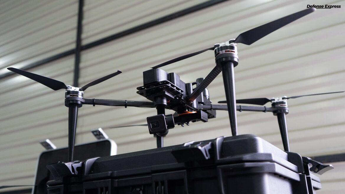 Українські аналоги DJI Mavic заходять у війська: Forbes порівняв їх у полі з оригіналом