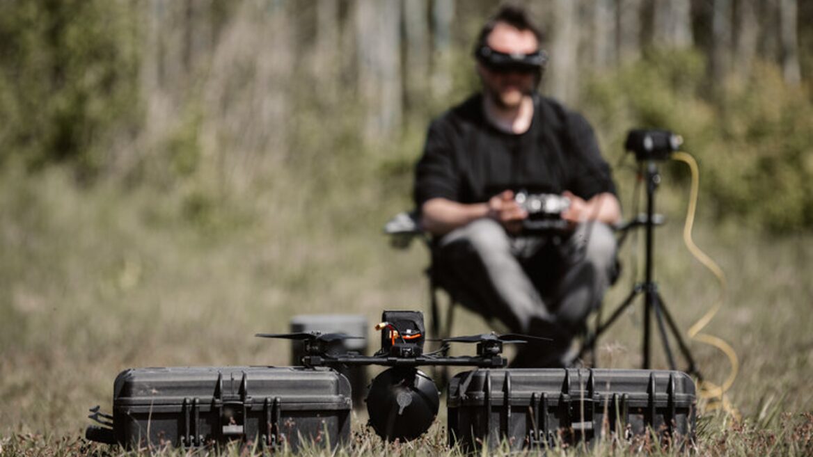 У Латвії приватний фонд профінансував створення стартапу, який займається виготовленням оптоволоконних дронів для ЗСУ і не тільки