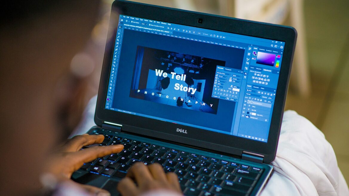 «Пережовані штучним інтелектом мої малюнки — піксельно виплюнуті у хаос». Одкровення дизайнерки, яку замінив ШІ