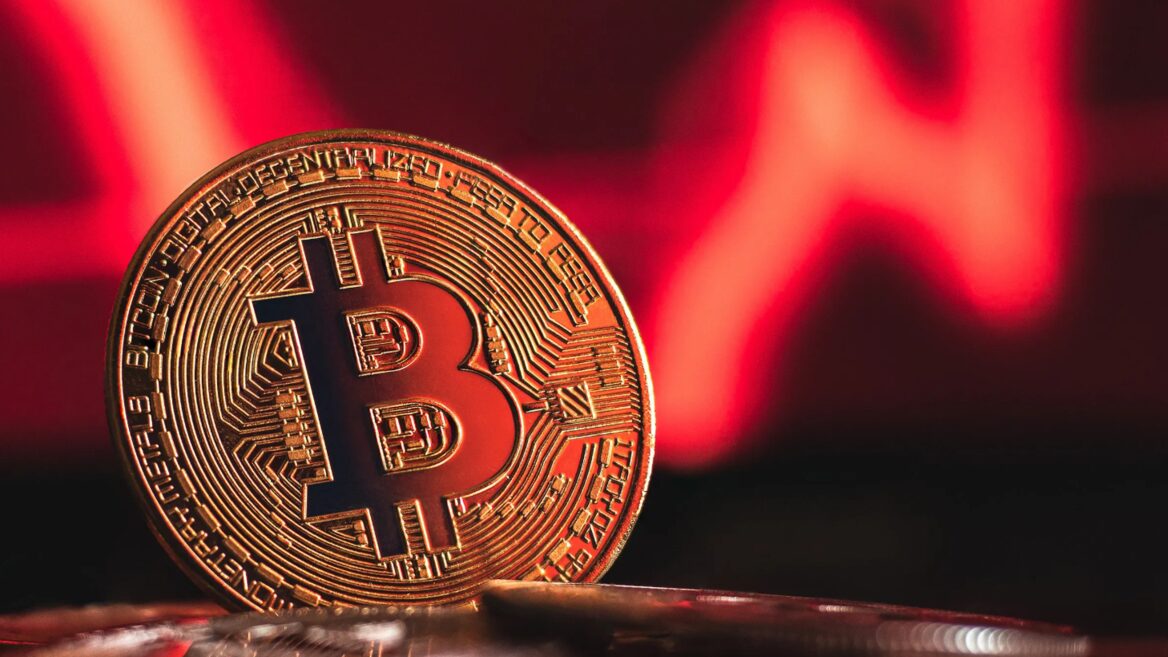 Bitcoin опустився вже до $81 000 і втратив більшу частину свого зростання за останнє півріччя