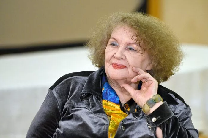 Ліна Костенко Біографія: Життя, Творчість та Вплив на Українську Літературу